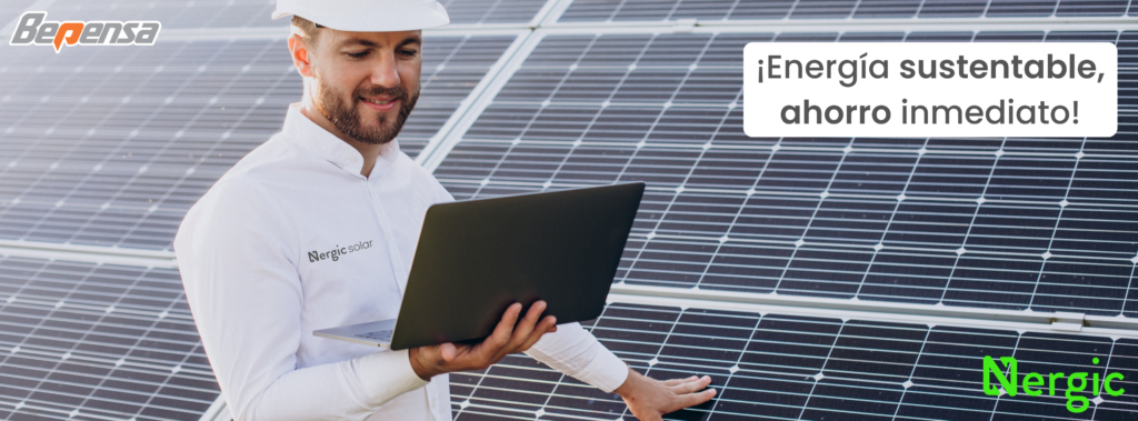 Experto Nergic instalando sistema fotovoltaico para empresa en México
